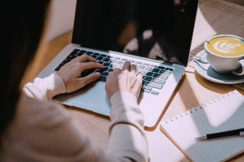 Laptopy do pracy biurowej – na co zwrócić uwagę przy wyborze?